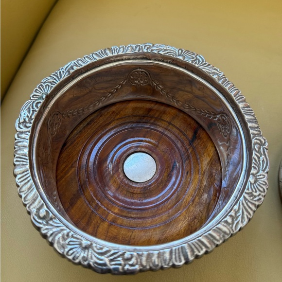 🎄Vintage Elegant Silver plated a pair of wine bottle coasters🤶 - Picture 3 of 4